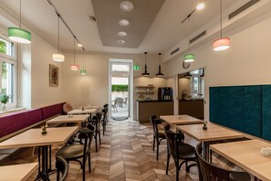 Petit déjeuner buffet (18 EUR par personne)