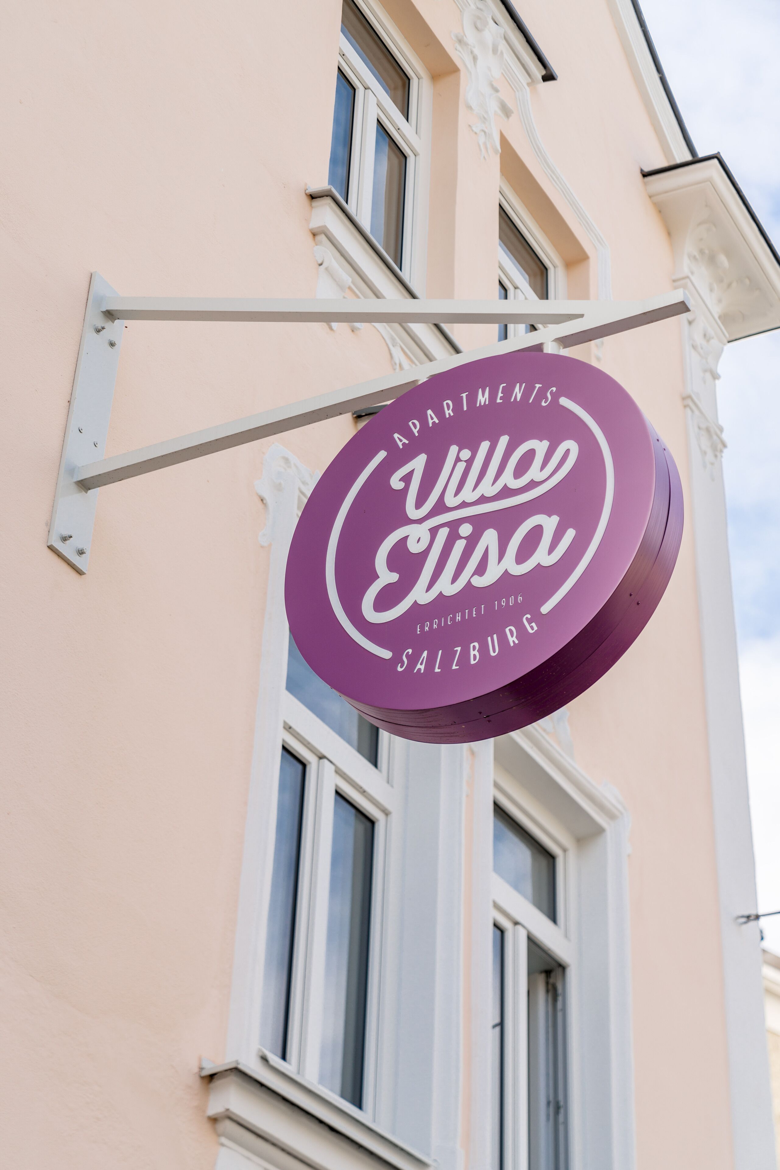 Placa para os Apartamentos Villa Elisa, com estilo arquitetônico clássico.