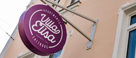 Vista frontal de la propiedad