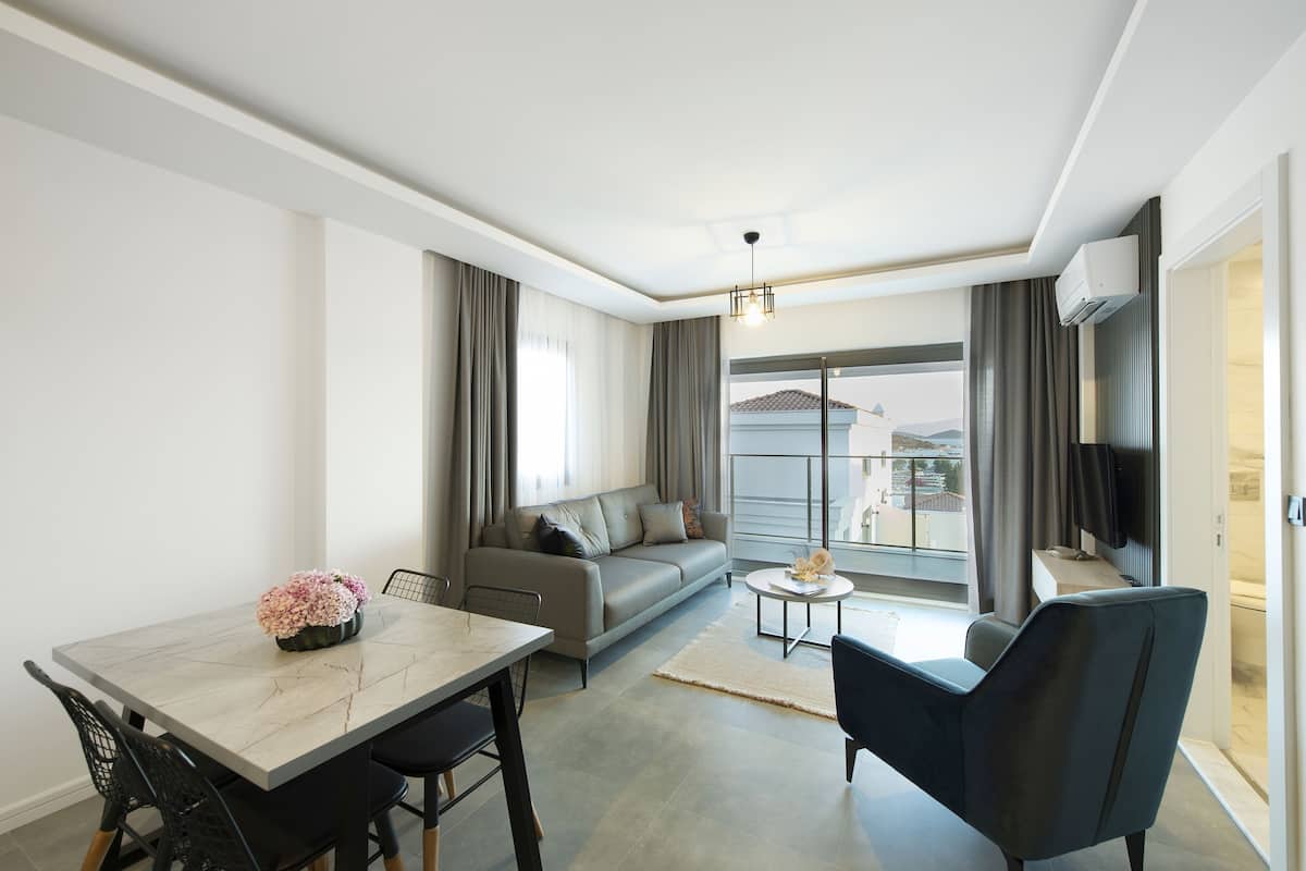 Una sala de estar moderna con un sofá, una mesa de comedor y un televisor.