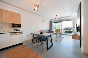 Familienapartment | Wohnbereich | 140-cm-Flachbildfernseher mit Satellitenempfang, Fernseher