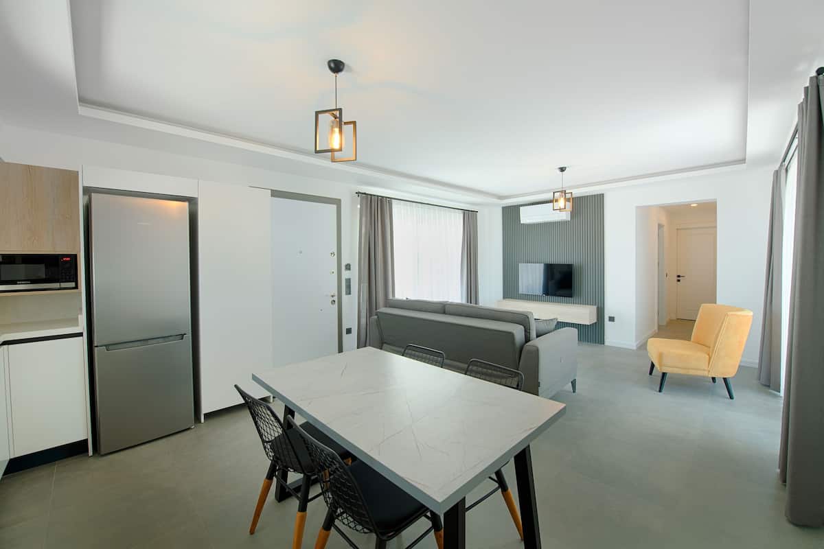 Un espacio habitable moderno con cocina, comedor y zona de estar.