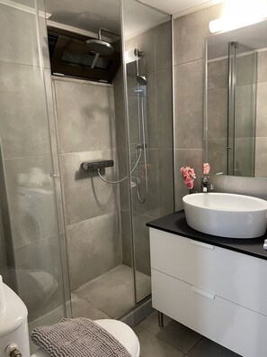 Shower, hair dryer, towels, soap - Small apartment on a spacious plot, only a three minute walk away from the beach (Άγιος Νικόλαος)