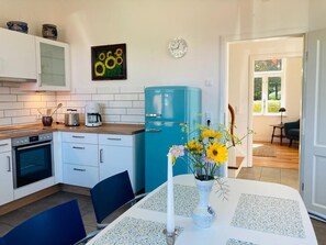 Kühlschrank, Mikrowelle, Ofen, Herdplatte