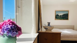 2 soverom, skrivebord, strykejern/-brett og wi-fi (inkludert)