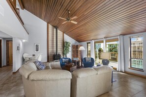 TV, DVD player - Boater's Paradise! 4Bdr, 3.5Bath on Lafitte Cove Canal! (Pensacola Beach)