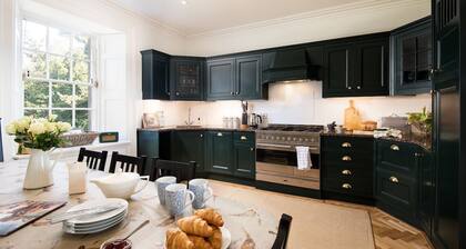 Cairnbank House - a holiday home that sleeps 10 guests in 5 bedrooms