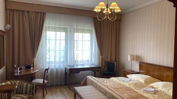 2 bedrooms, desk, iron/ironing board, WiFi