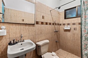 Douche, sèche-cheveux, serviettes fournies