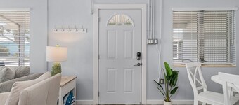 171 D Charming Beachside Villa: Pool, Modern Amenities