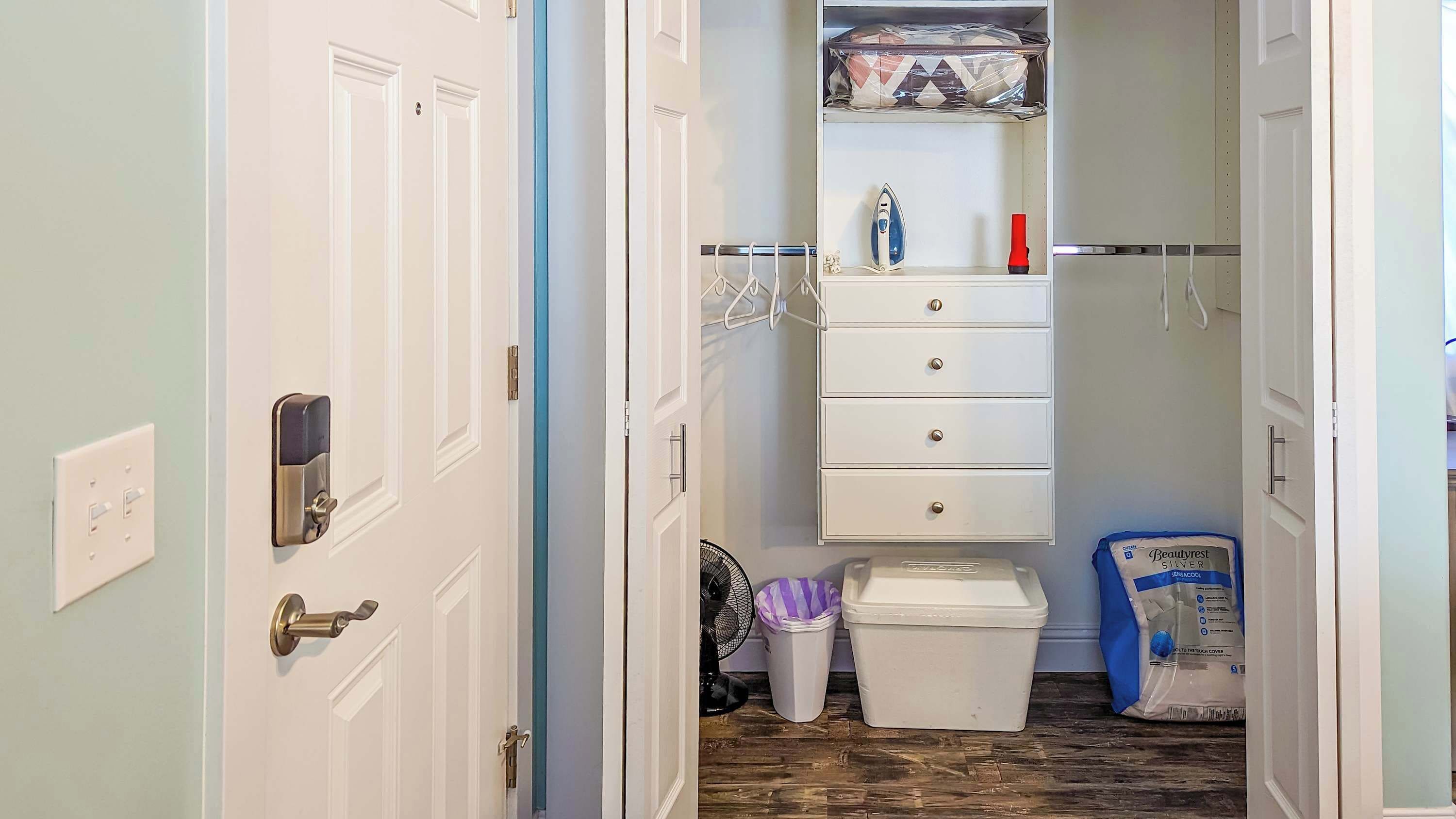 Een bad, een haardroger, handdoeken