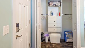 Een bad, een haardroger, handdoeken