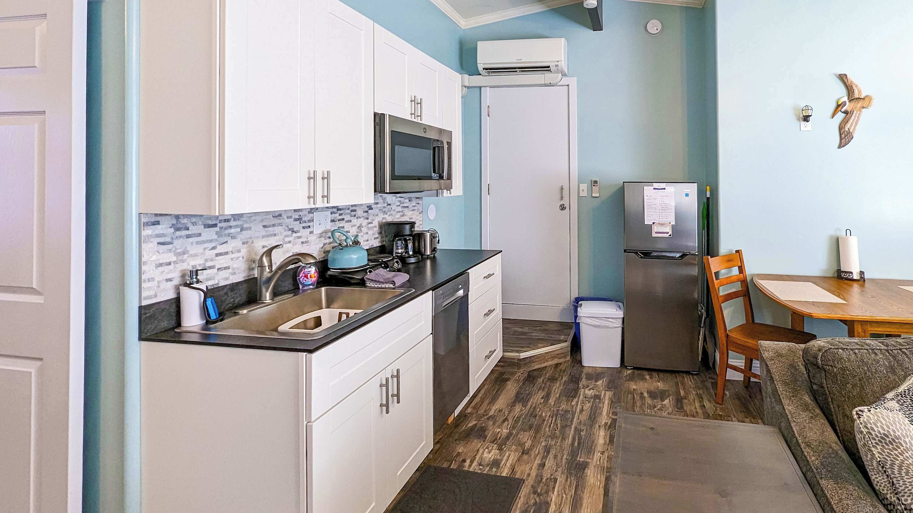 Kjøleskap, mikrobølgeovn, oppvaskmaskin og kaffetrakter/tekoker