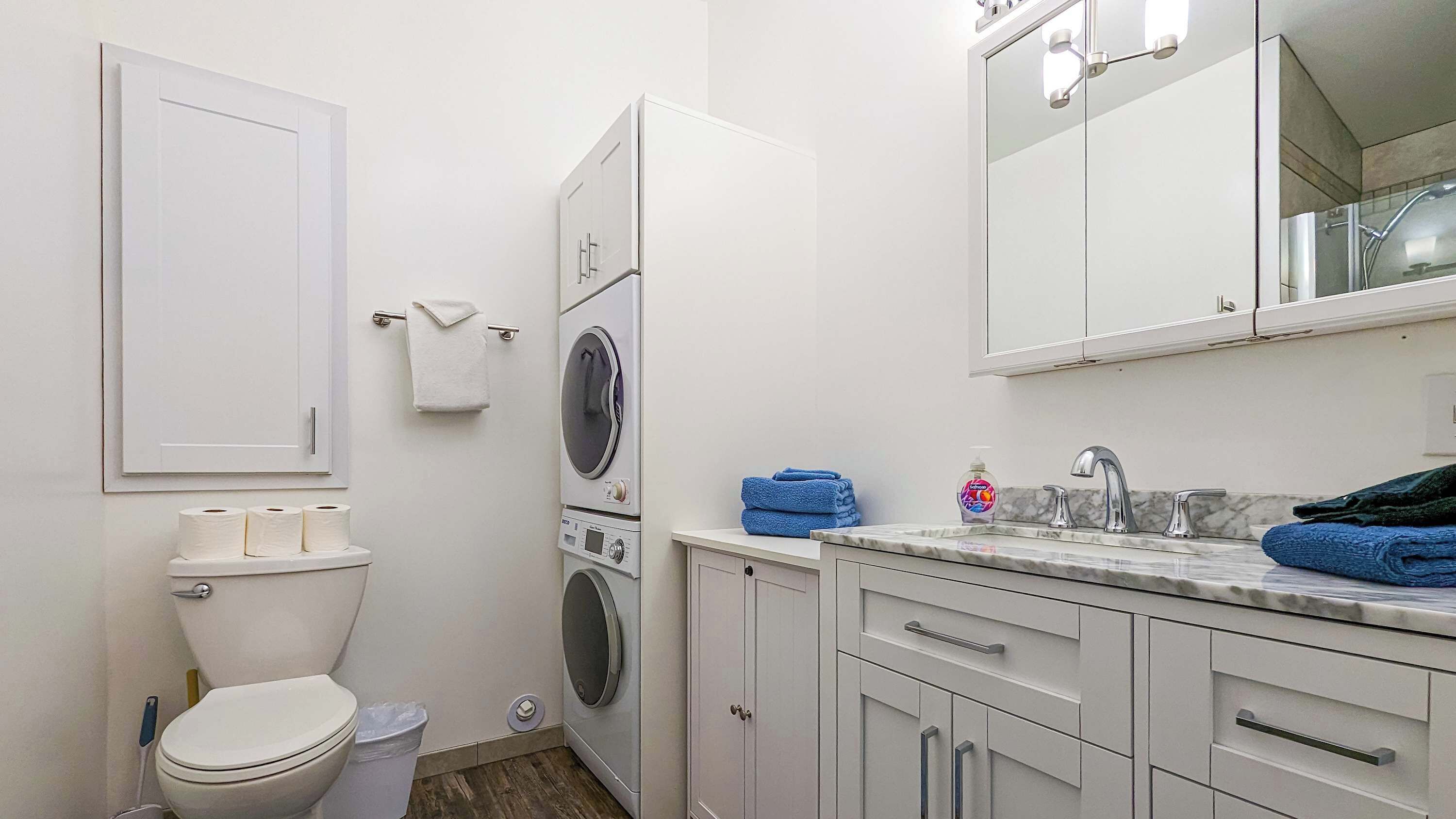 Een bad, een haardroger, handdoeken