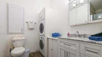 Een bad, een haardroger, handdoeken