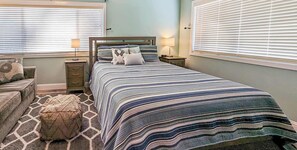 Desk, iron/ironing board, WiFi, bed sheets - Blue Harbor Cozy, Well-Equipped Studio Remodel (Port Angeles)
