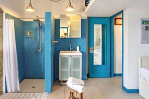 Een douche, een haardroger, handdoeken