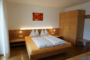 1 bedroom, free WiFi, bed sheets - Holiday Apartment "Mohnblume" with large balcony (Silandro)