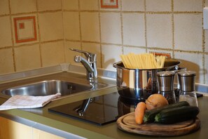 冷蔵庫、コンロ、コーヒー / ティーメーカー、調理器具と食器