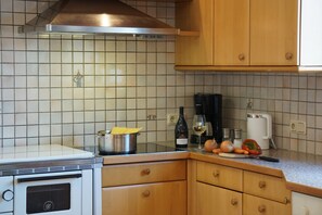 Kylskåp, ugn, spishäll och diskmaskin