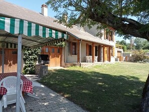 Outdoor dining - Le Quiet Gîte à la Campagne (Charbonnières-les-Vieilles)