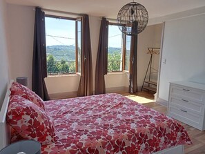 4 habitaciones, tabla de planchar con plancha y cuna de viaje 