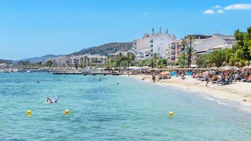 Una spiaggia nelle vicinanze