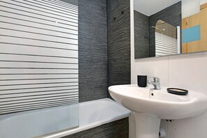 Bañera, secador de pelo, toallas