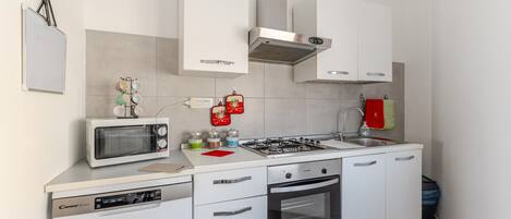 Réfrigérateur, micro-ondes, four, plaque de cuisson