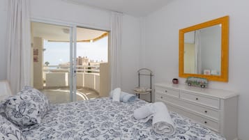 3 slaapkamers, een strijkplank/strijkijzer, gratis wifi, beddengoed