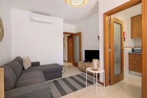 TV - Holiday Apartment 'AE Flat Falesia' with Pool, 2 Private Balconies & Wi-Fi (Albufeira)