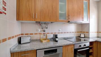 Jääkaappi, uuni, liesi, astianpesukone