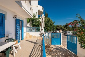 Outdoor dining - Holiday Home Casa Vacanze 21 Aprile - T with Sea View & Terraces (Calasetta)