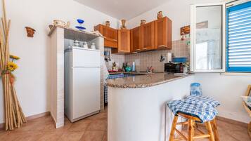 Refrigerador, horno, placa de cocina, cafetera/tetera