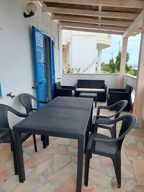 Outdoor dining - Holiday Home Casa Vacanze 21 Aprile - 1 with Sea View & Terraces (Calasetta)