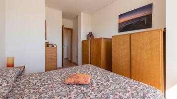 2 bedrooms, iron/ironing board, bed sheets