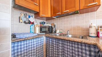 Refrigerador, horno, placa de cocina, cafetera/tetera