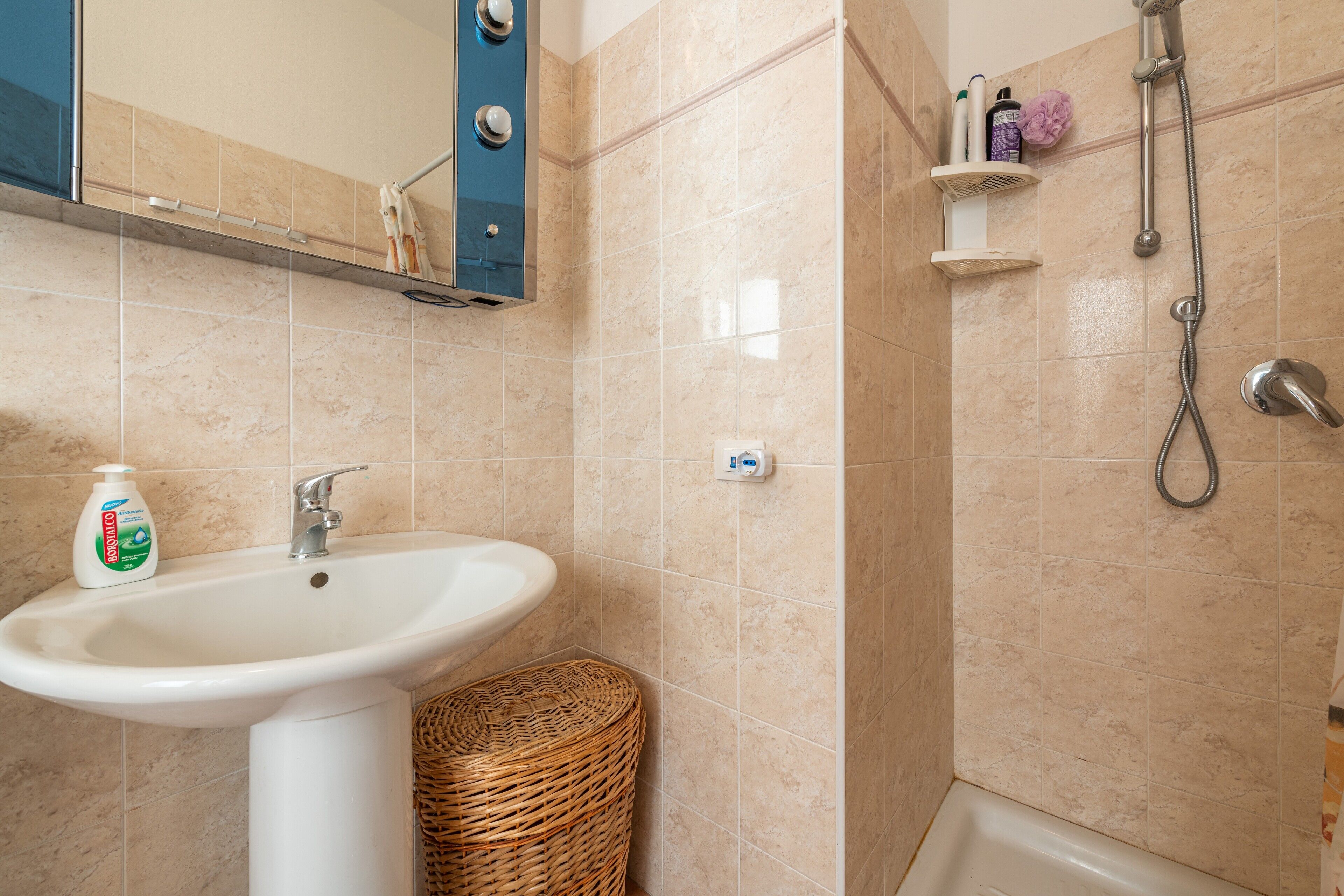 Een douche, gratis toiletartikelen, een haardroger, handdoeken
