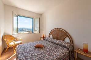 2 chambres, fer et planche à repasser, draps fournis