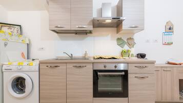 Fridge, oven, stovetop, coffee/tea maker