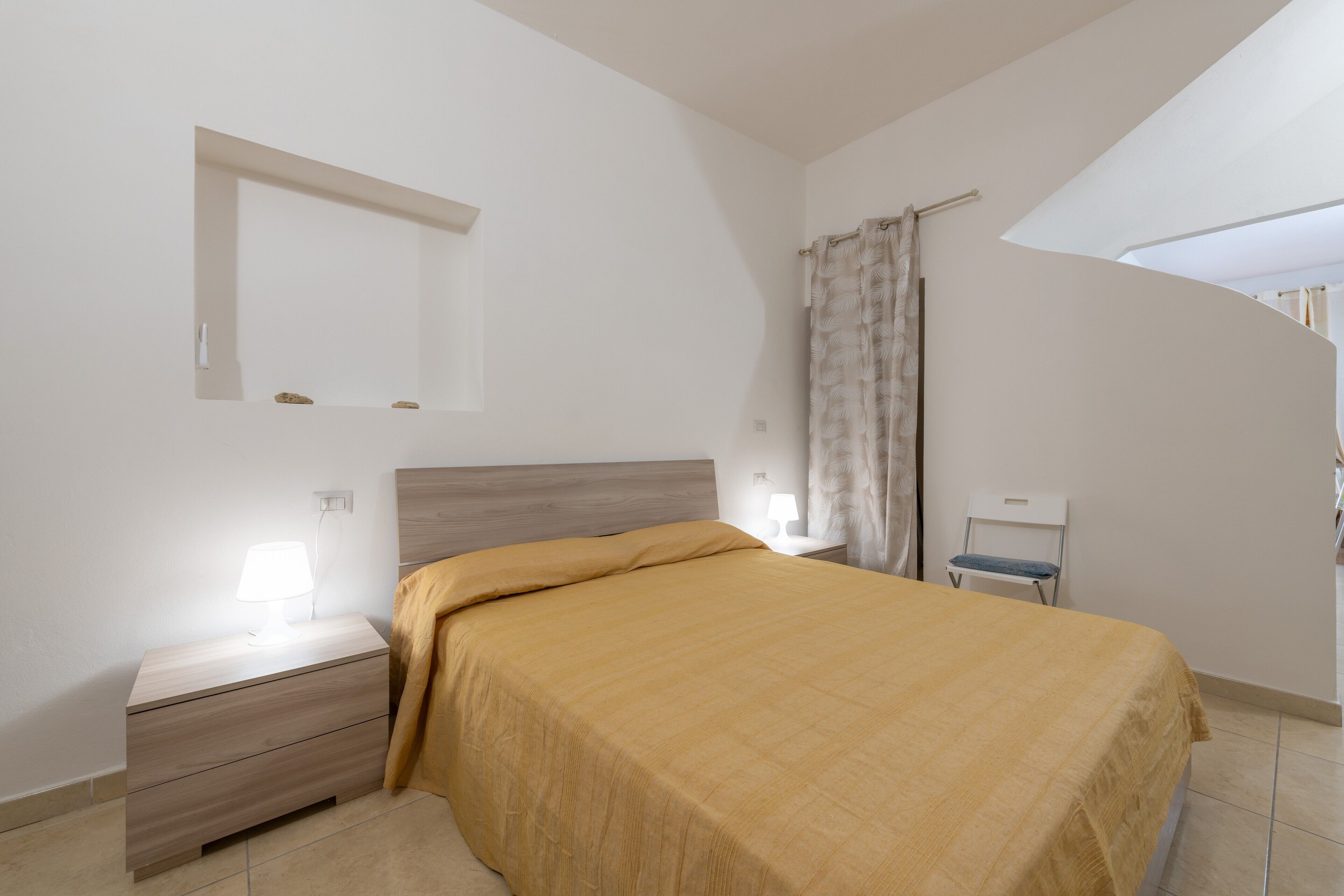 2 habitaciones, tabla de planchar con plancha y ropa de cama 