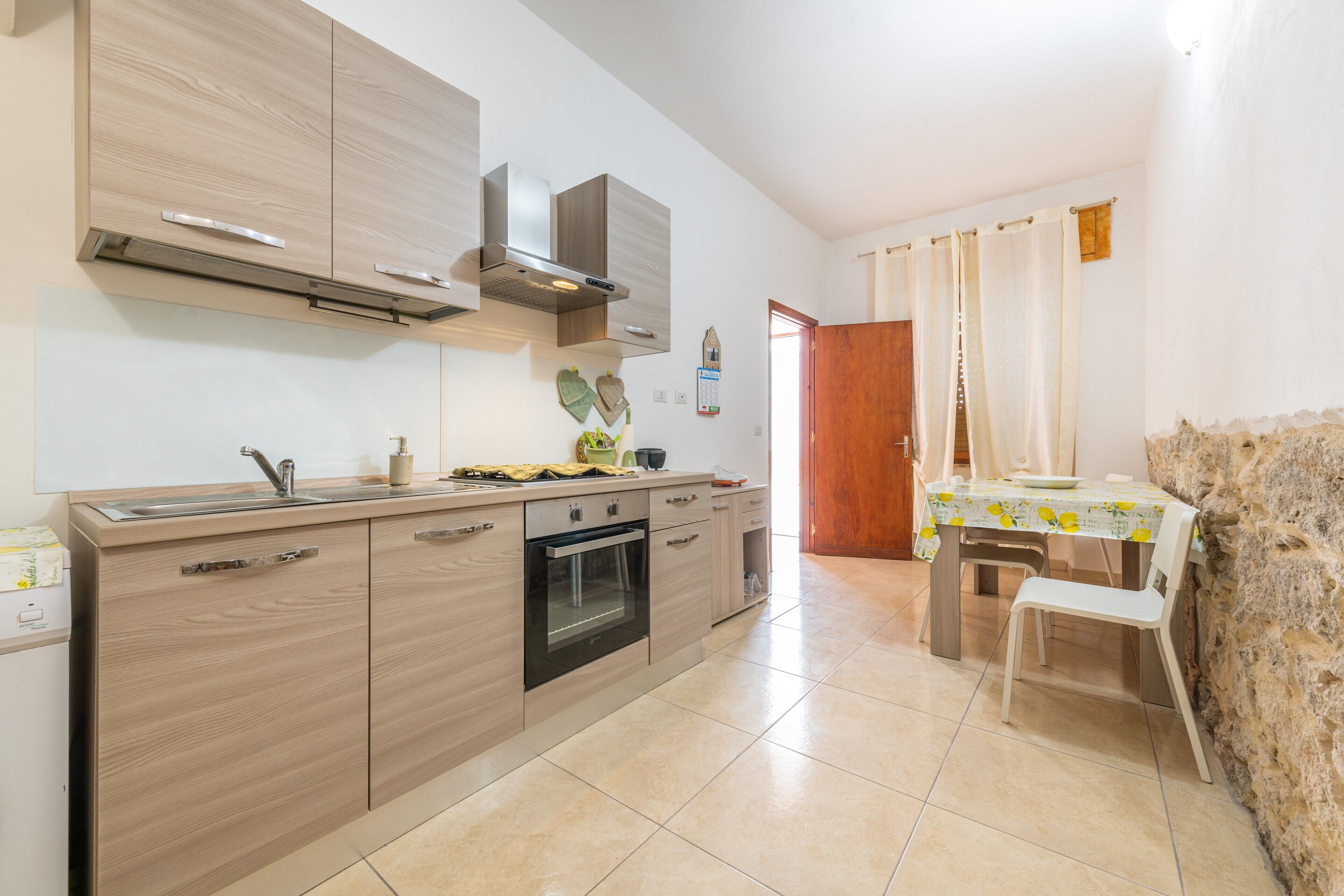 Fridge, oven, stovetop, coffee/tea maker