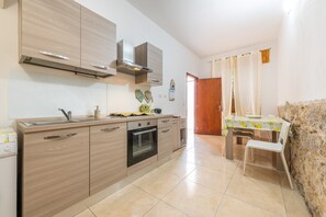 Køleskab, ovn, kogeplade, kaffe-/temaskine