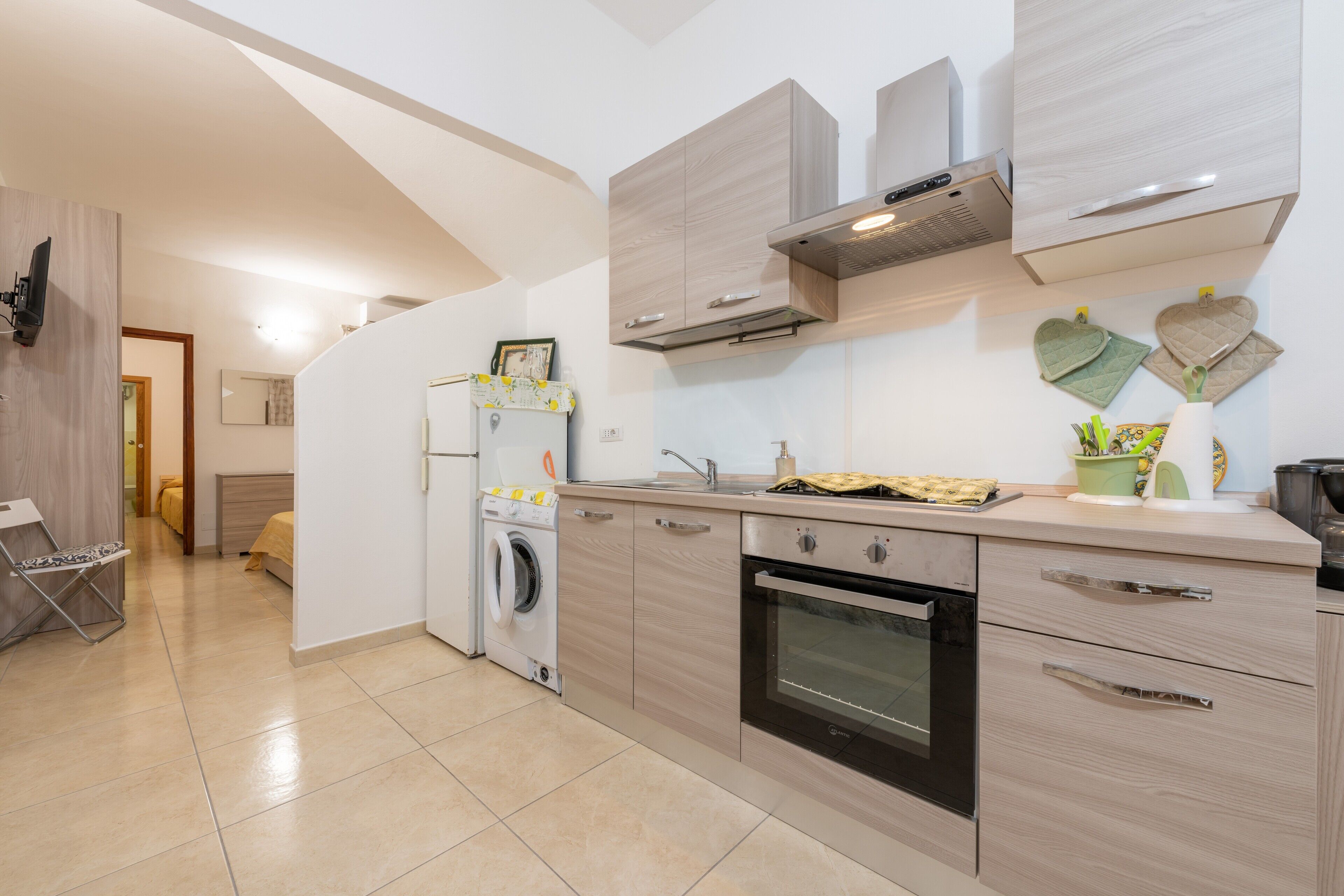 Fridge, oven, stovetop, coffee/tea maker