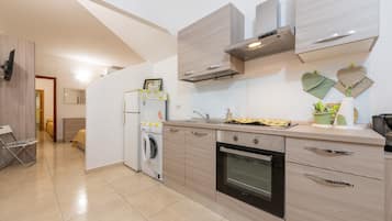 Fridge, oven, stovetop, coffee/tea maker