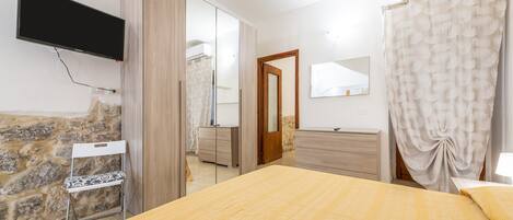 2 bedrooms, iron/ironing board, bed sheets
