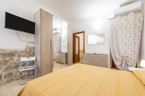 2 bedrooms, iron/ironing board, bed sheets