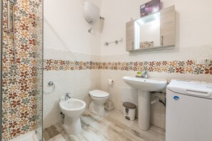 Bruser, gratis toiletartikler, hårtørrer, håndklæder