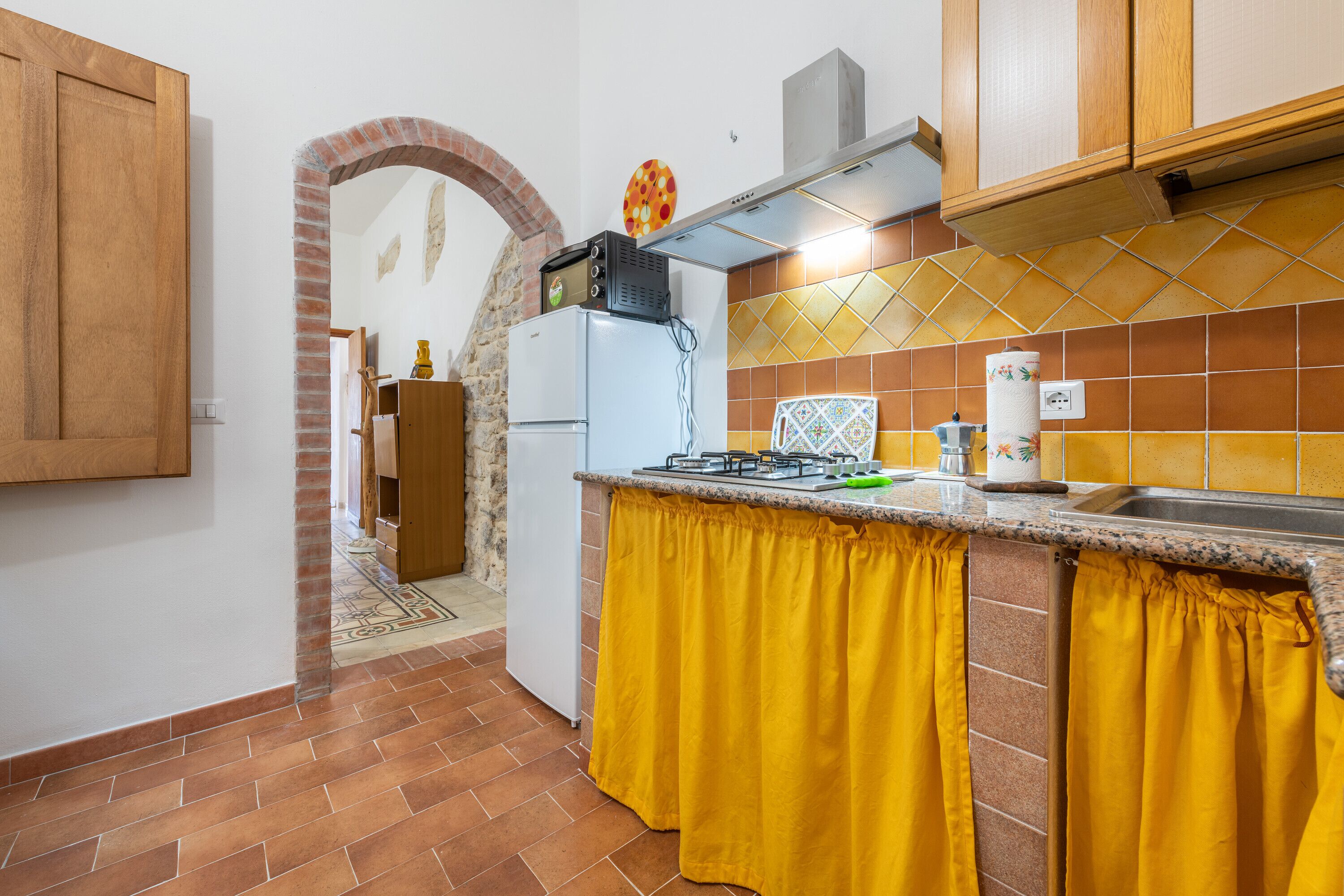 Refrigerador, horno, parrilla de estufa y cafetera y tetera 