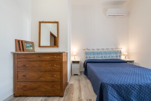 1 slaapkamer, een strijkplank/strijkijzer, beddengoed